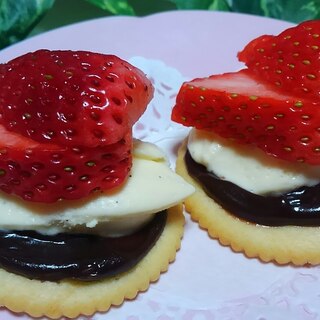 チョコクリームとバニラアイスと苺のせクラッカー＊